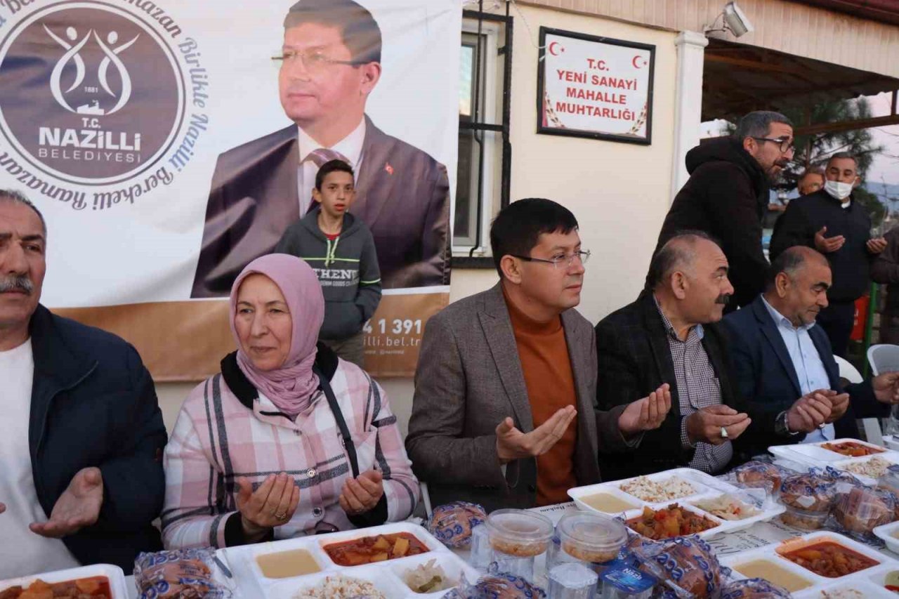 Nazilli’de mahalleli belediyenin iftar yemeğinde buluştu