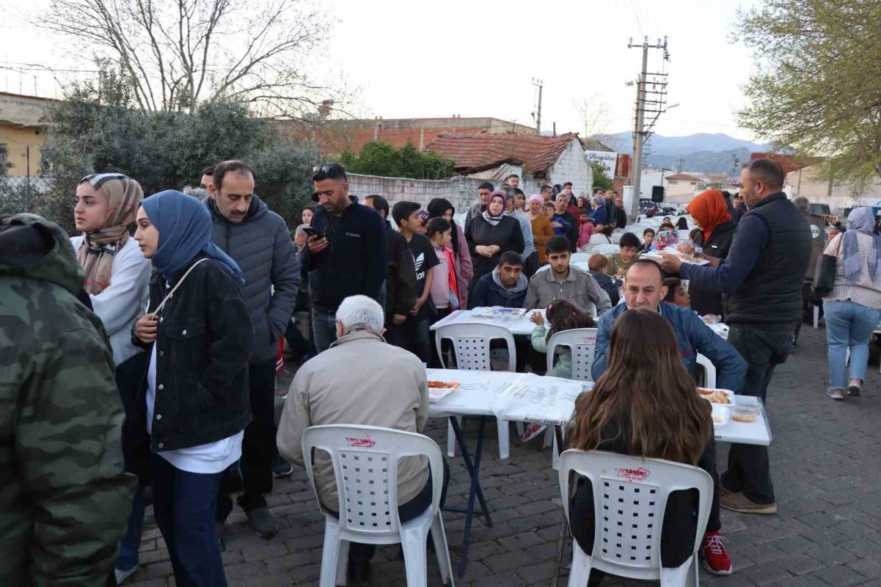 Nazilli’de mahalleli belediyenin iftar yemeğinde buluştu