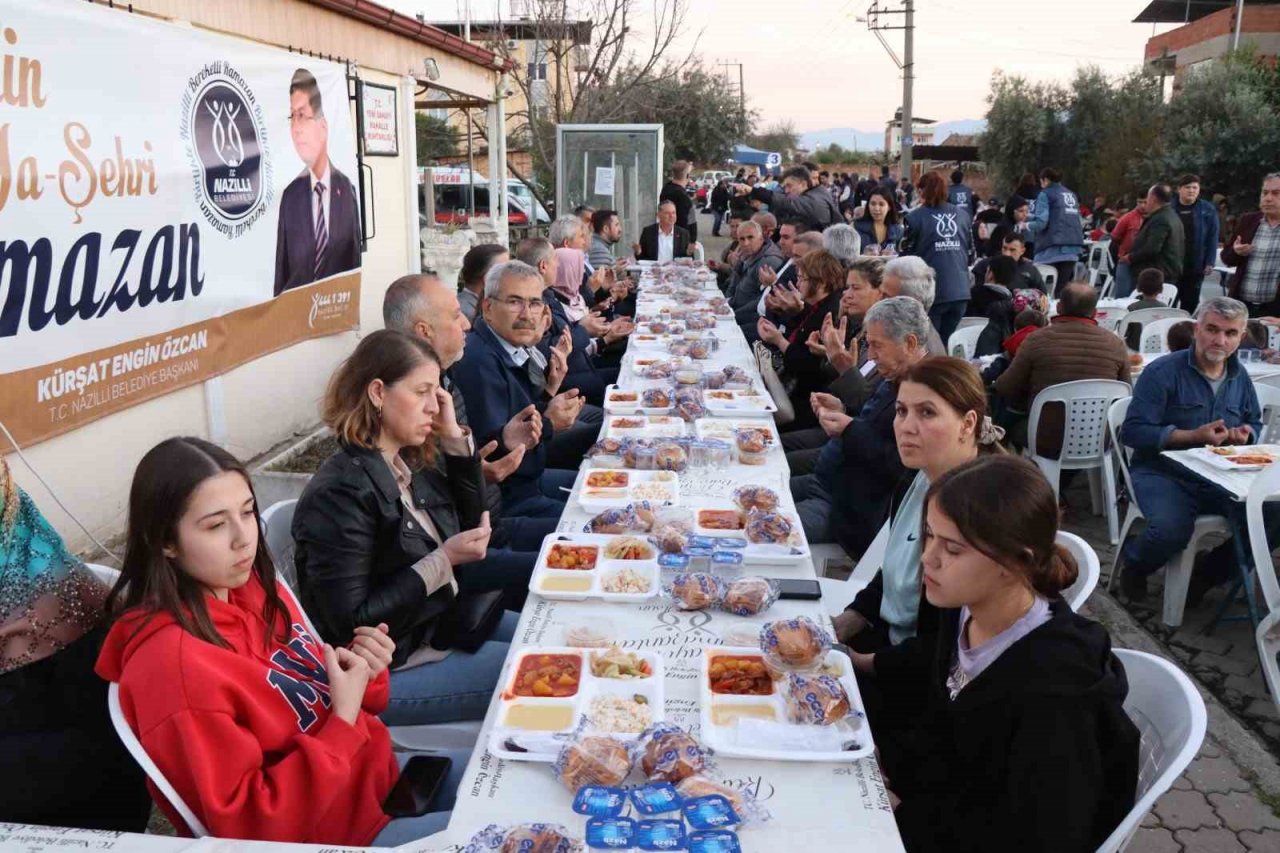 Nazilli’de mahalleli belediyenin iftar yemeğinde buluştu