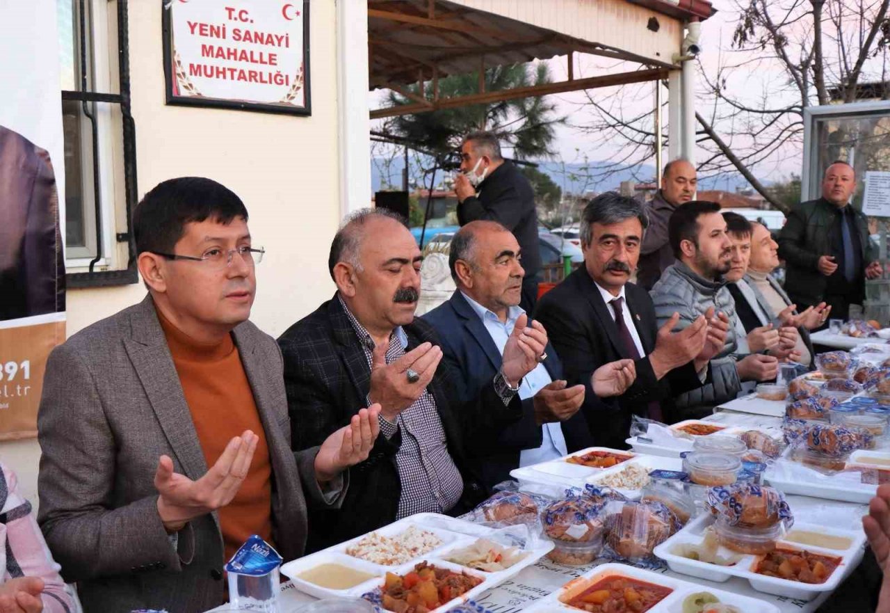 Nazilli’de mahalleli belediyenin iftar yemeğinde buluştu