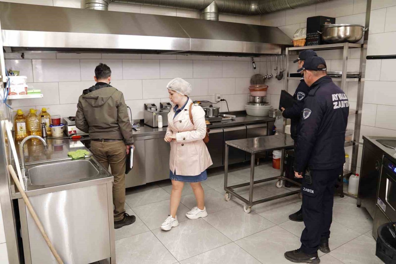 Ayvalık Belediyesi zabıta ekiplerinden hijyen ve gramaj denetimi