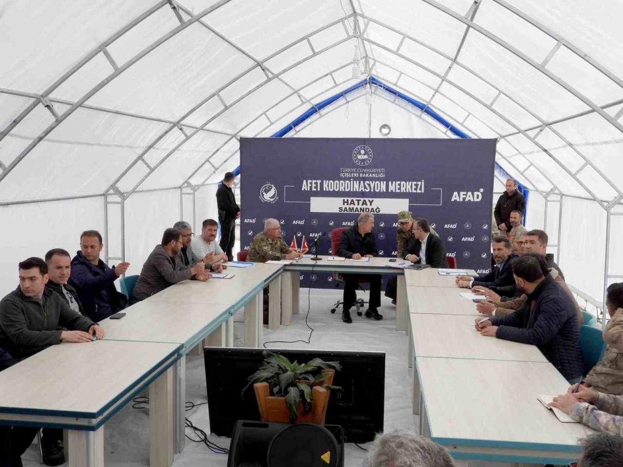 Bakan Akar: "Deprem bölgesinde hiçbir vatandaşımız yalnız değildir"