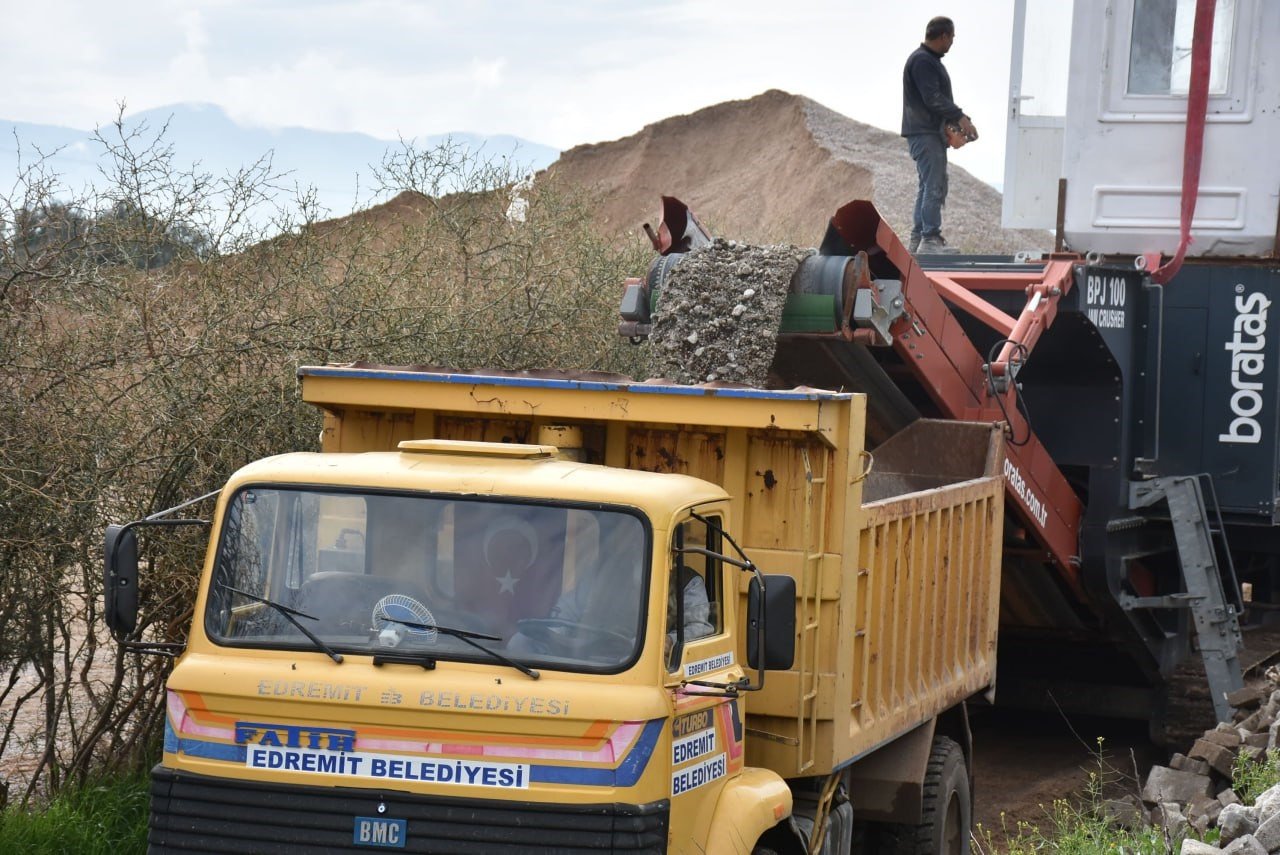 Taş kırma makinesi ile ekonomiye katkı sağlanıyor