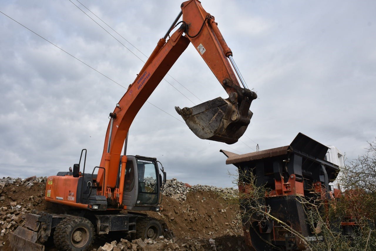 Taş kırma makinesi ile ekonomiye katkı sağlanıyor