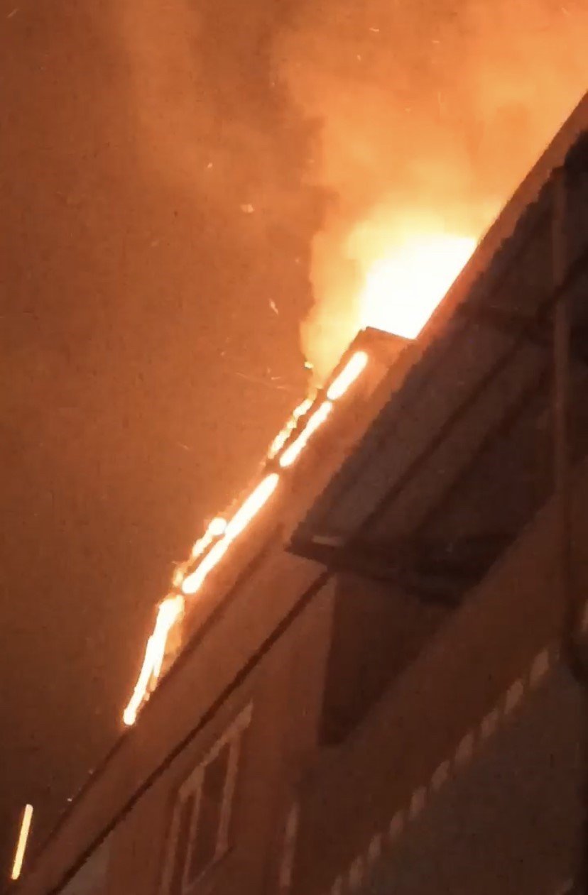 Bursa’da binanın çatısı alev alev yandı, o anlar kameralarda