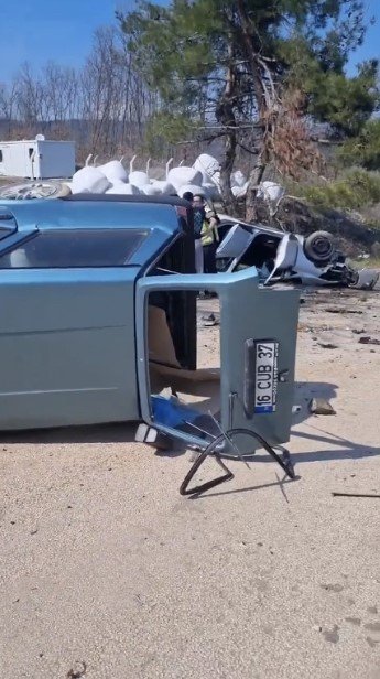 İki otomobil böyle çarpışıp takla attılar