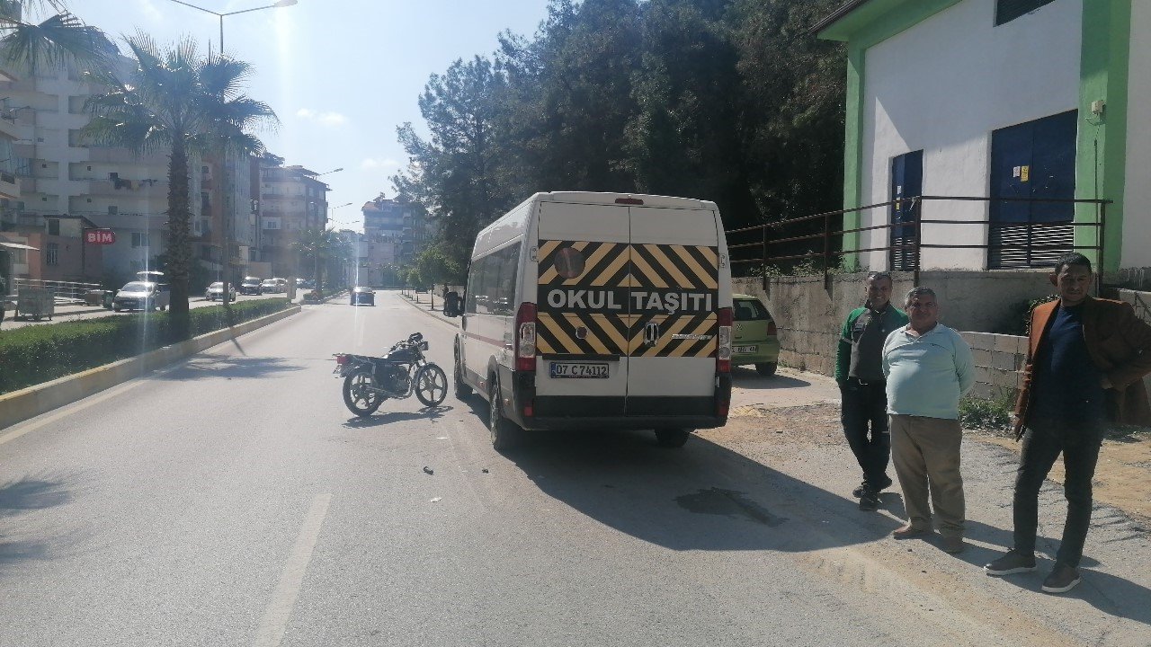 Otomobile çarpıp yola savruldular