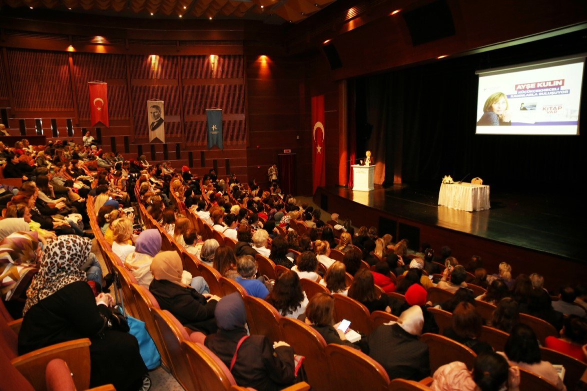 Gazeteci-Yazar Ayşe Kulin, Küçükçekmeceli kadınlarla buluştu