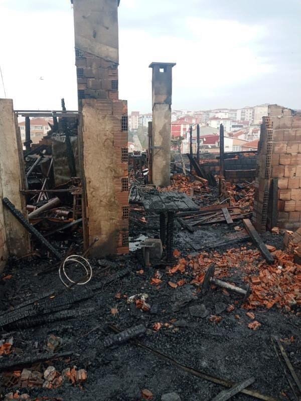 Çorlu’da apartmanın çatısı alev alev yandı