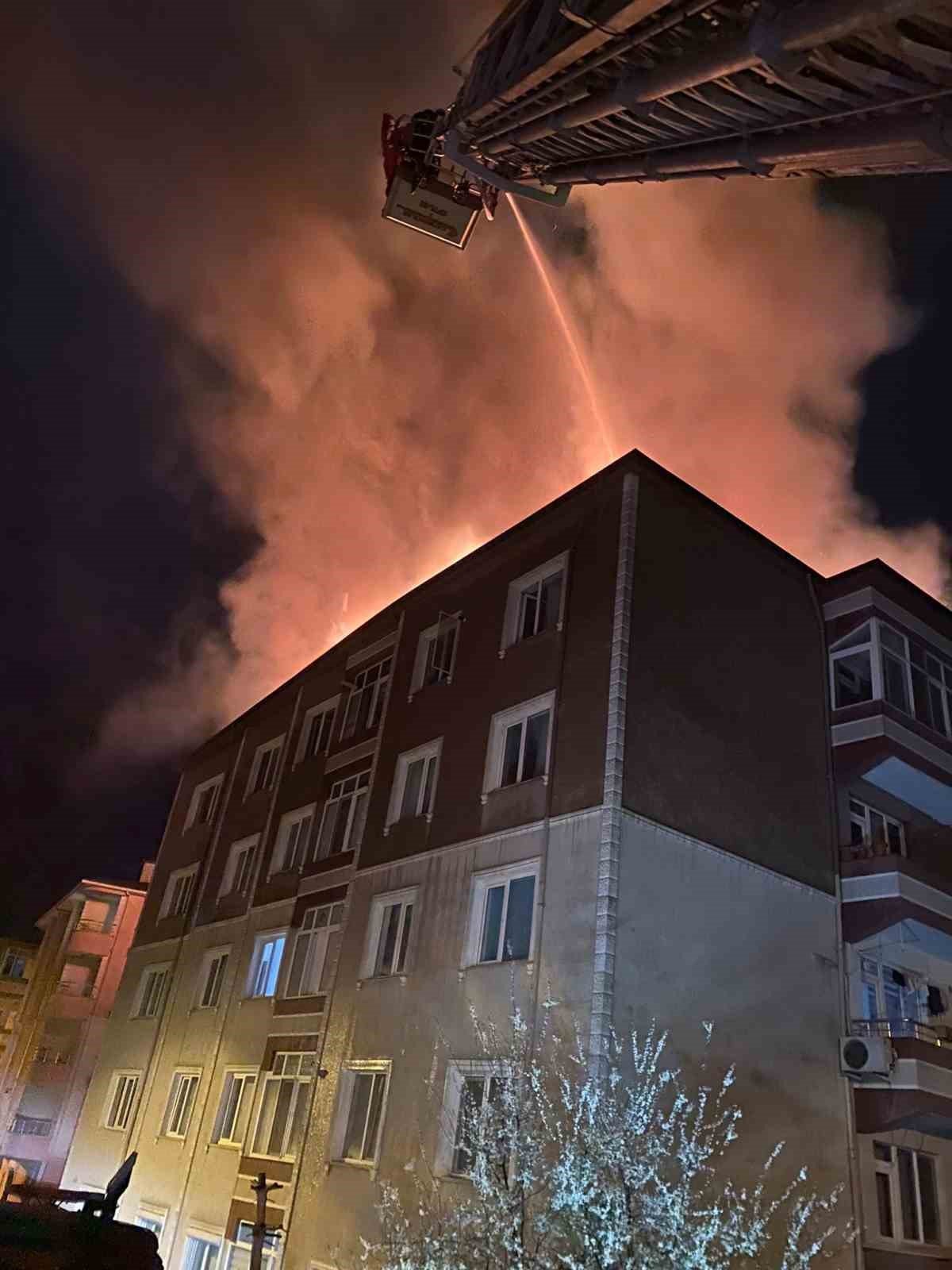 Çorlu’da apartmanın çatısı alev alev yandı