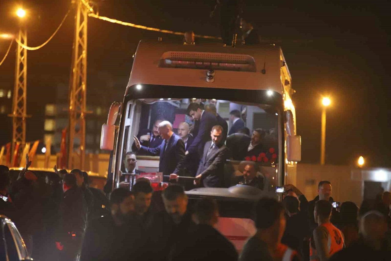 Cumhurbaşkanı Erdoğan iftarını depremzedelerle birlikte yaptı
