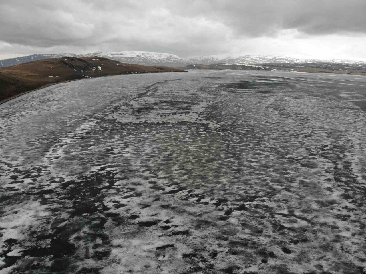 Aygır Gölü’nün buzları çözülüyor