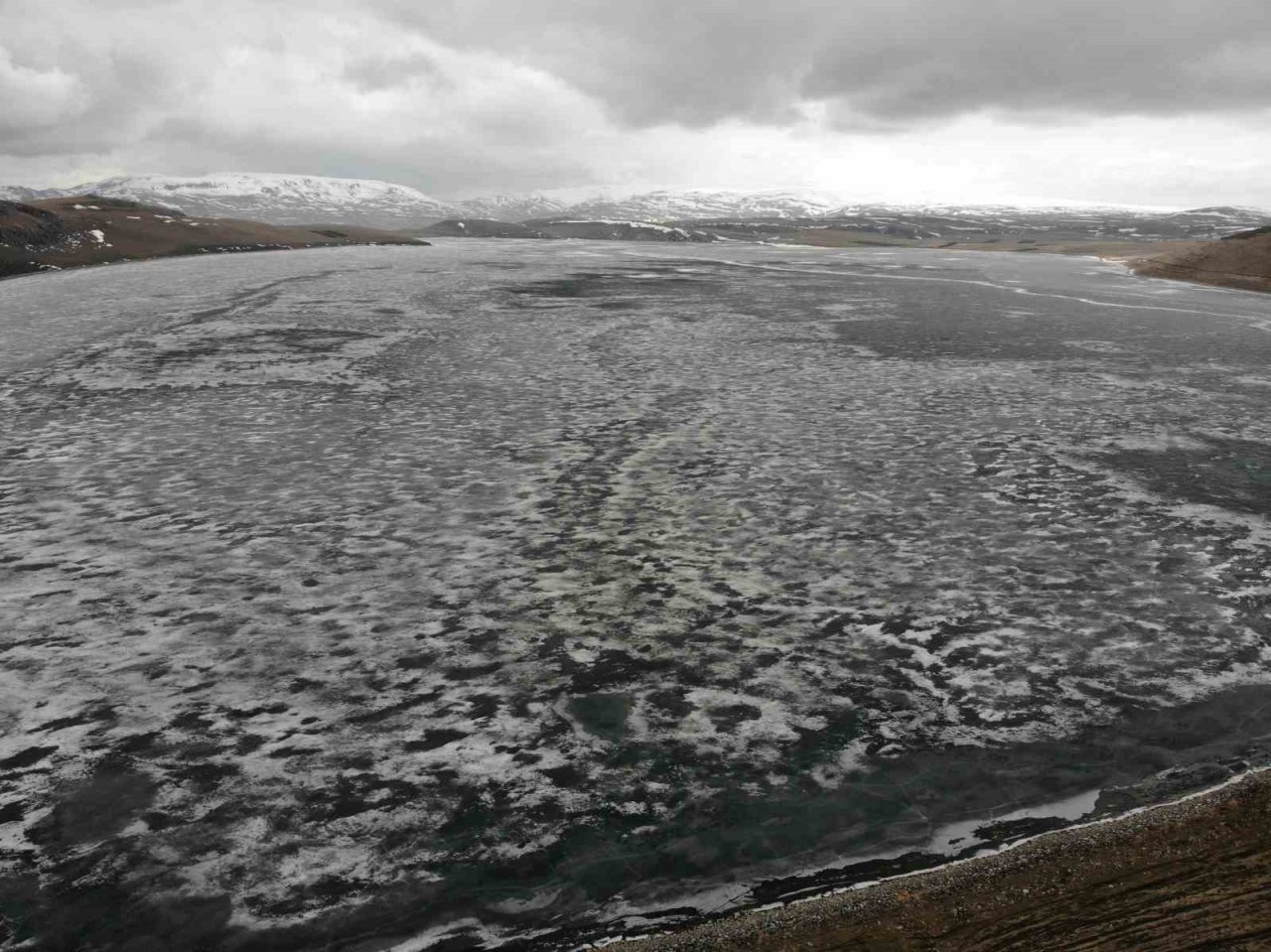 Aygır Gölü’nün buzları çözülüyor
