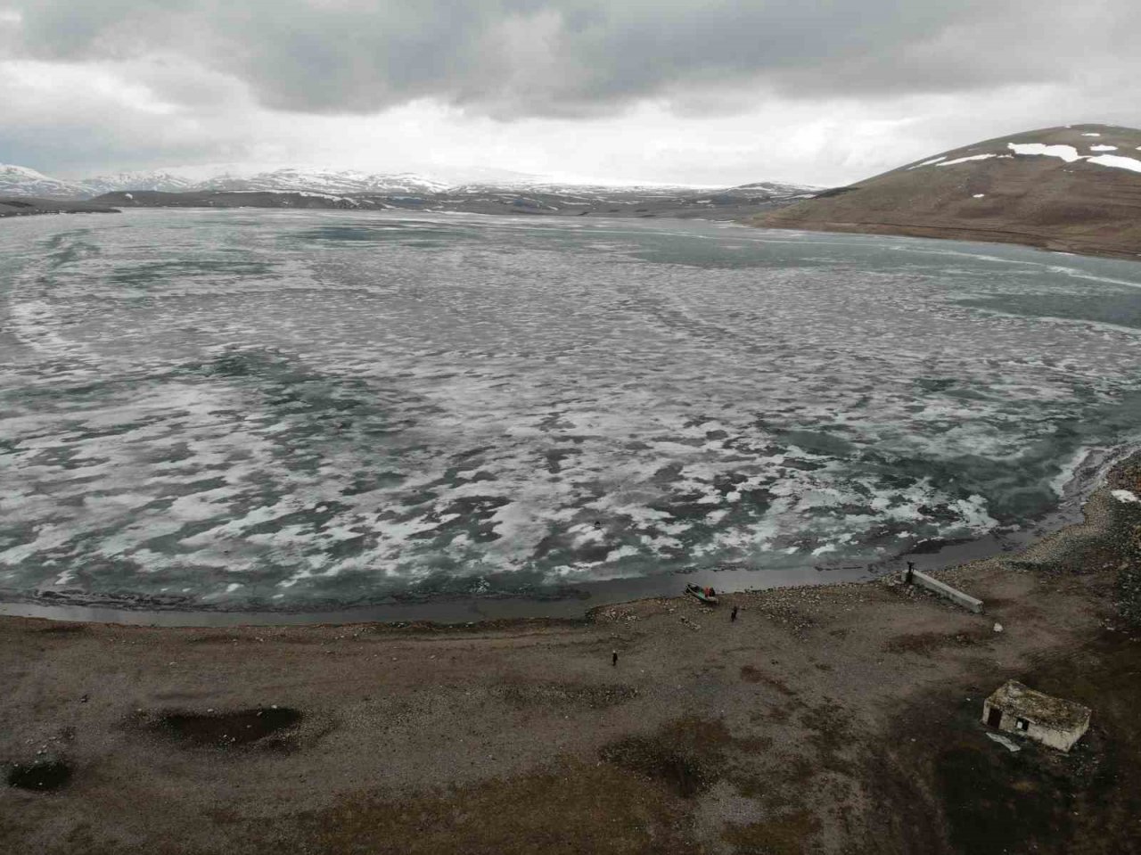 Aygır Gölü’nün buzları çözülüyor
