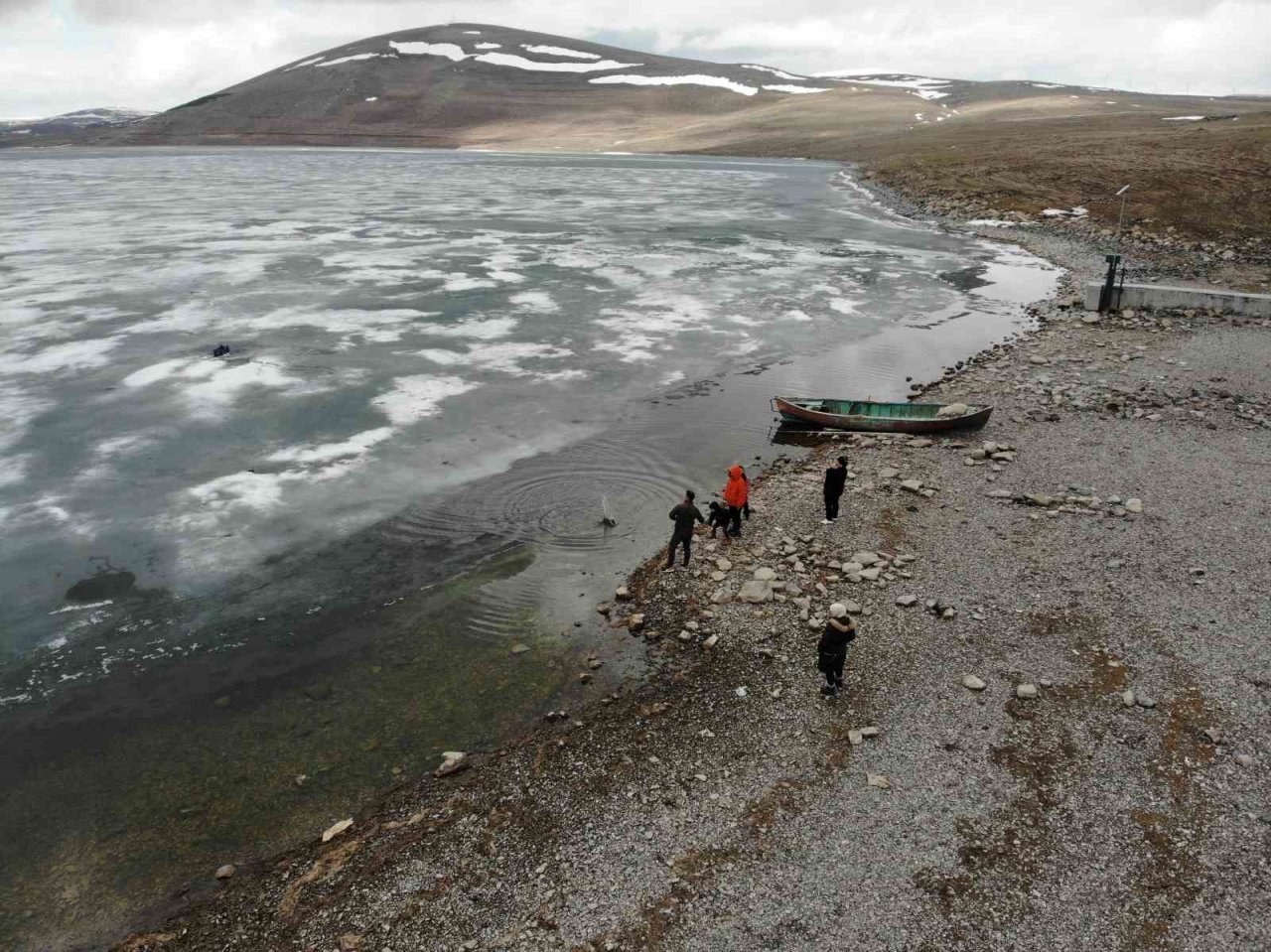 Aygır Gölü’nün buzları çözülüyor