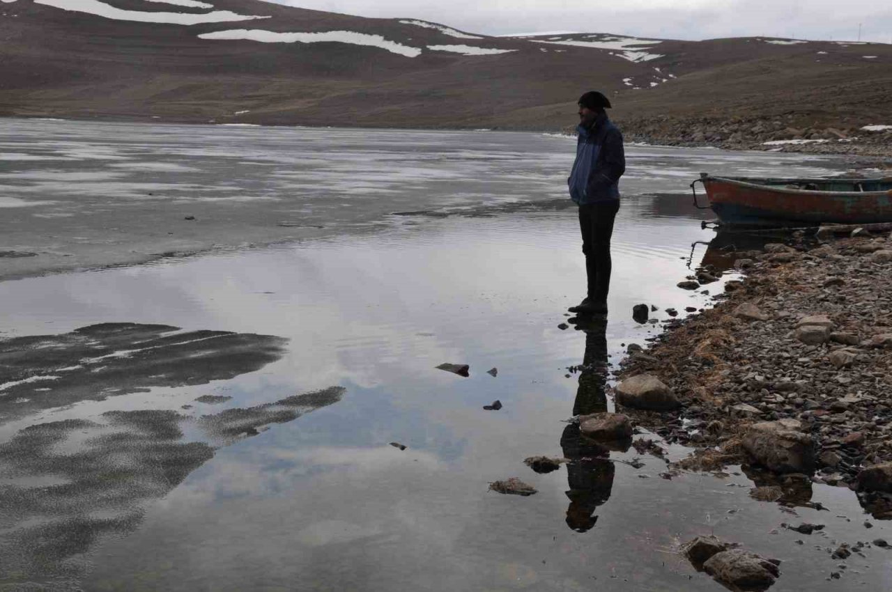 Aygır Gölü’nün buzları çözülüyor