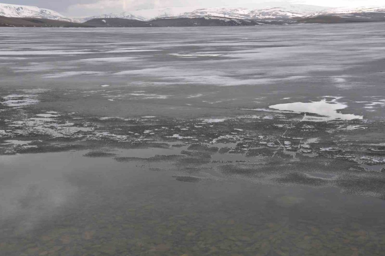 Aygır Gölü’nün buzları çözülüyor