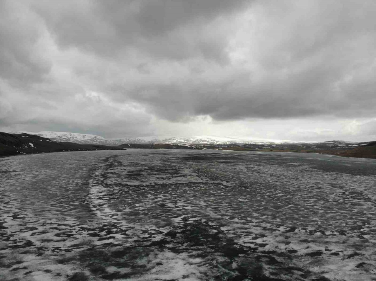 Aygır Gölü’nün buzları çözülüyor