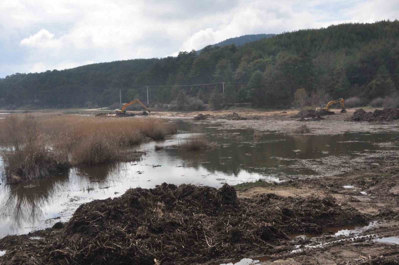 Buldan Yayla Gölündeki temizlik çalışmaları hızlandı