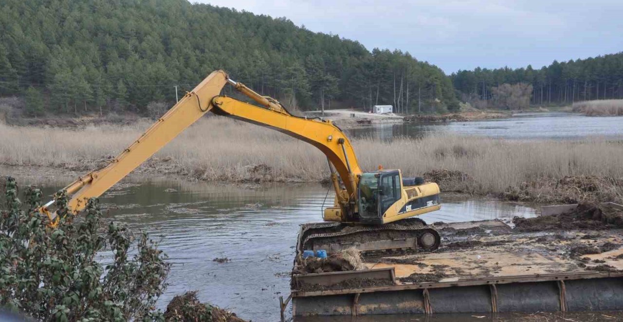 Buldan Yayla Gölündeki temizlik çalışmaları hızlandı