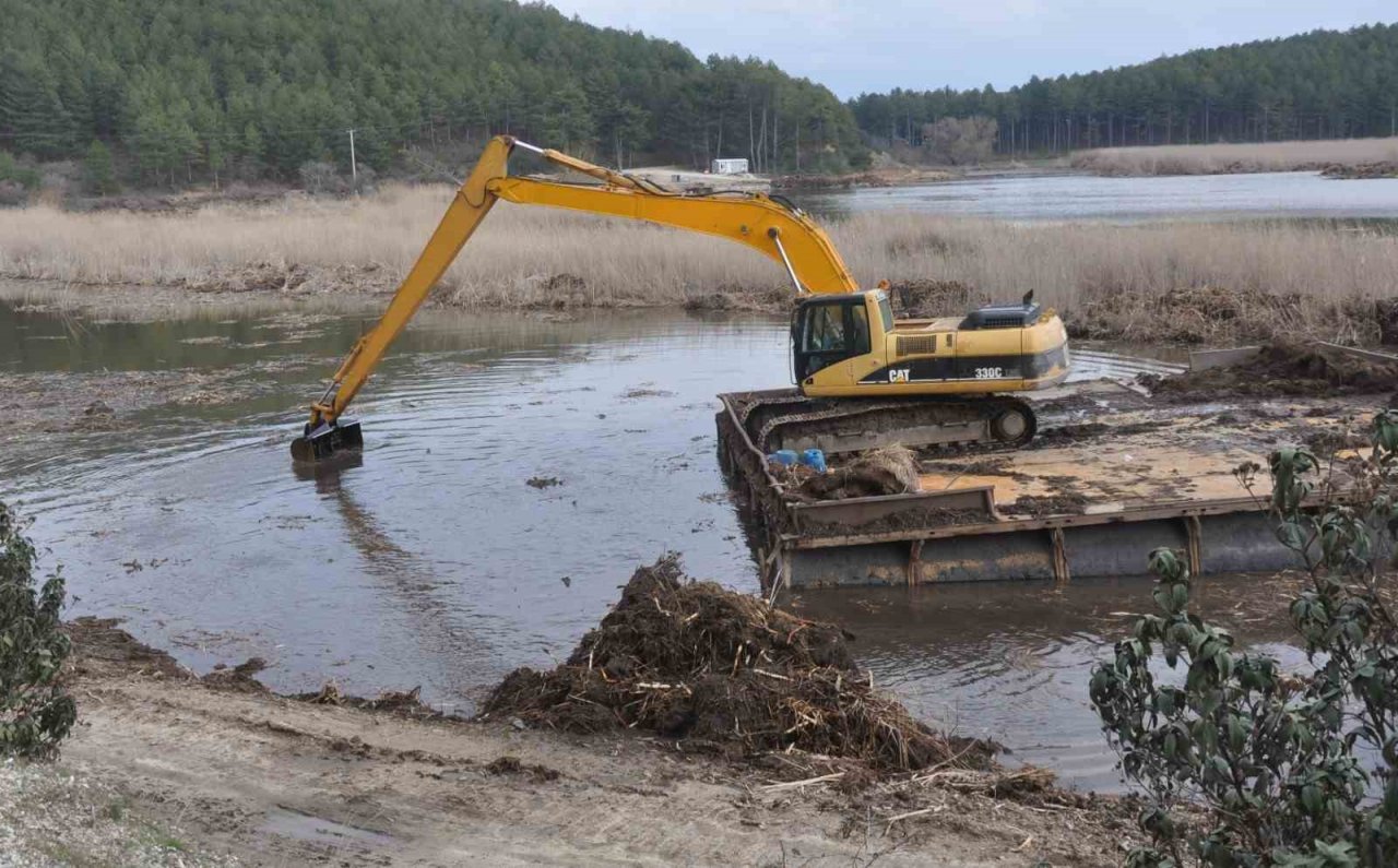 Buldan Yayla Gölündeki temizlik çalışmaları hızlandı