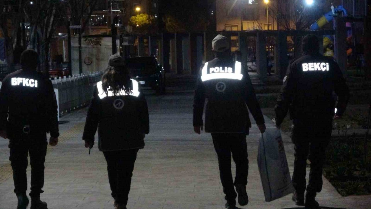 Deprem bölgesinden gelen ekipler, ayaklarının tozuyla sokak canlıları için sahaya indi