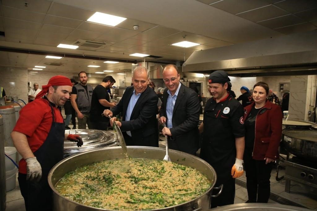 Büyükşehir üç ayrı koldan iftar geleneğini yaşatıyor