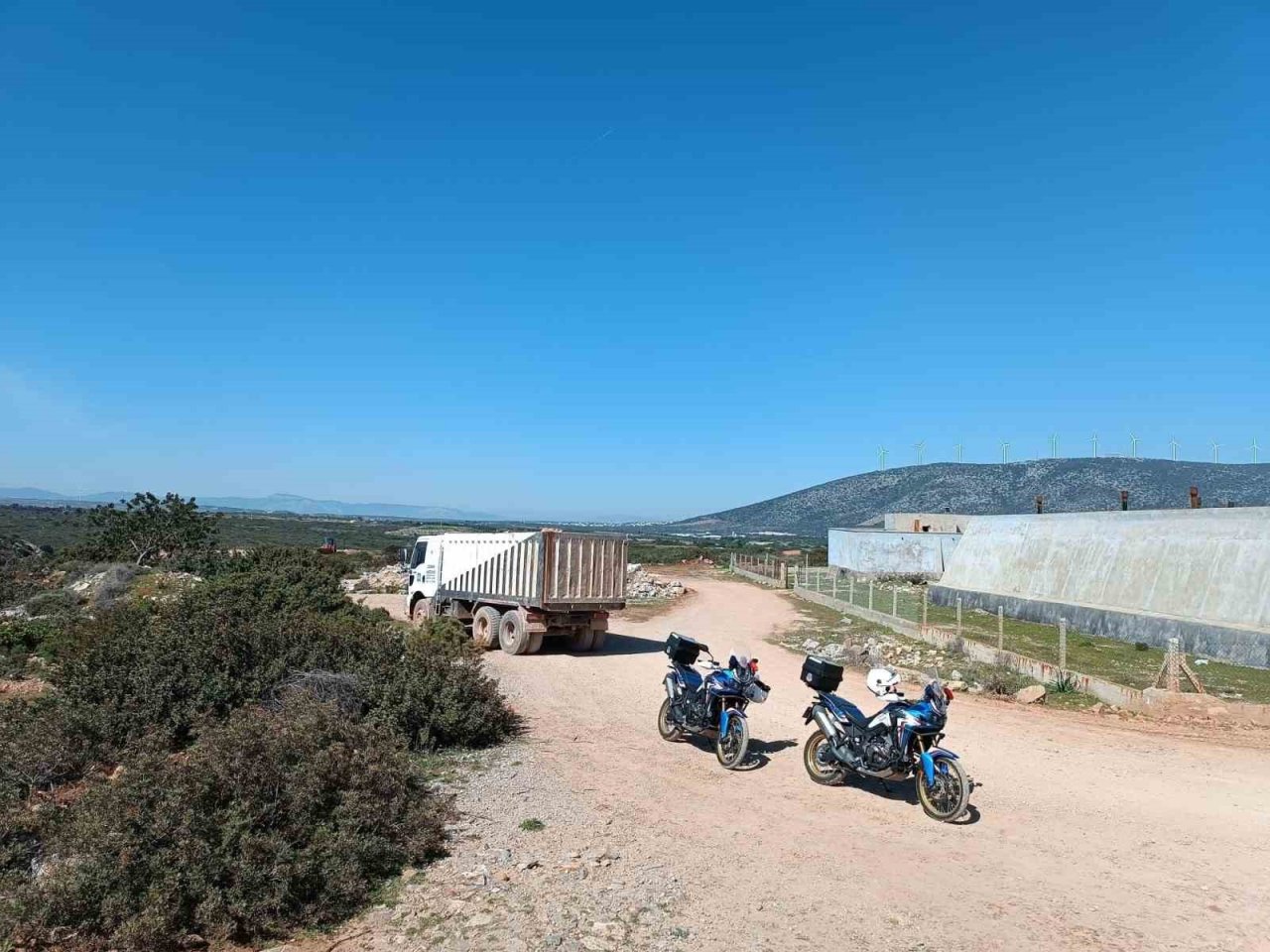 Didim’de vadiyi hafriyatla doldururken yakalandılar