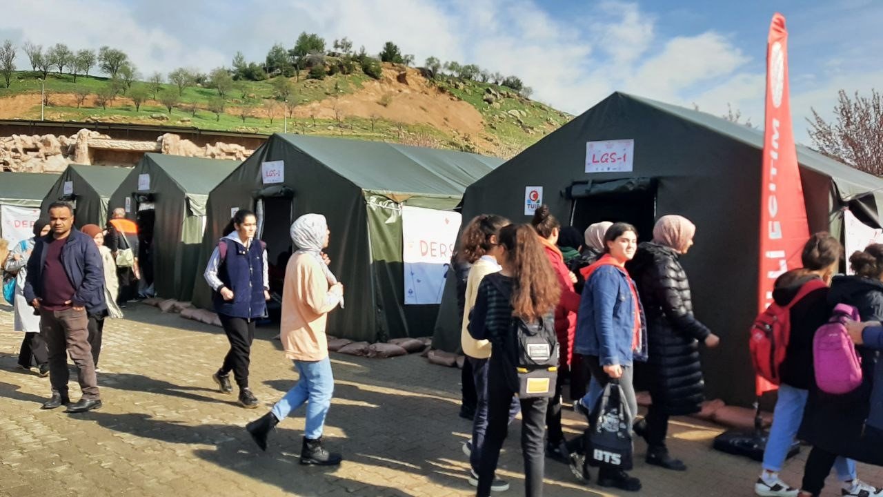 Adıyaman’da bin öğrenci çadır sınıflarda destek ve yetiştirme kurslarına başladı