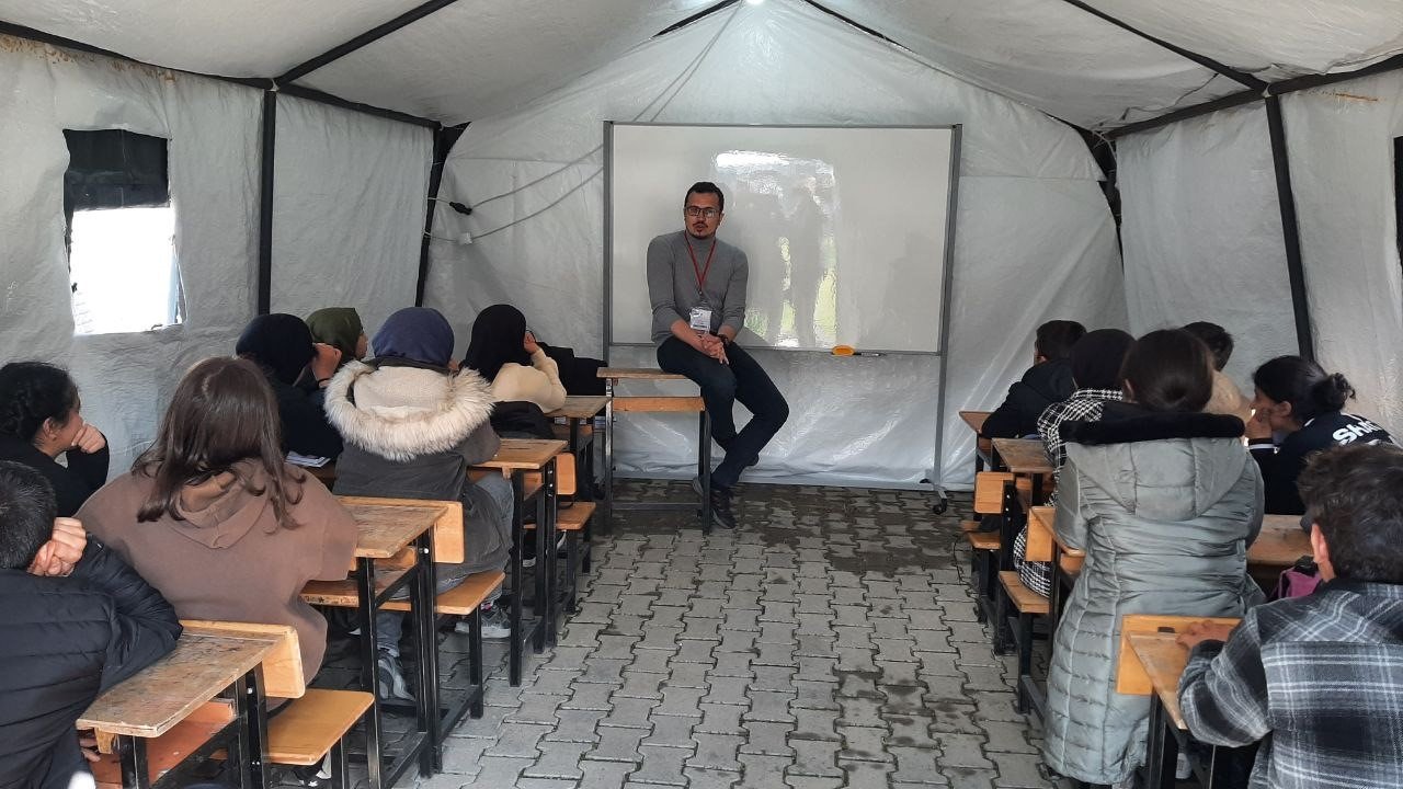 Adıyaman’da bin öğrenci çadır sınıflarda destek ve yetiştirme kurslarına başladı