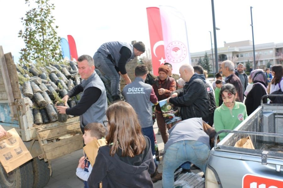 Depremde hayatını kaybedenler için fidan dağıtıldı