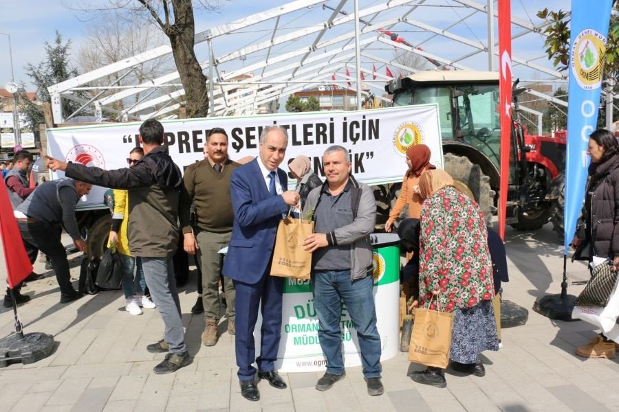 Depremde hayatını kaybedenler için fidan dağıtıldı