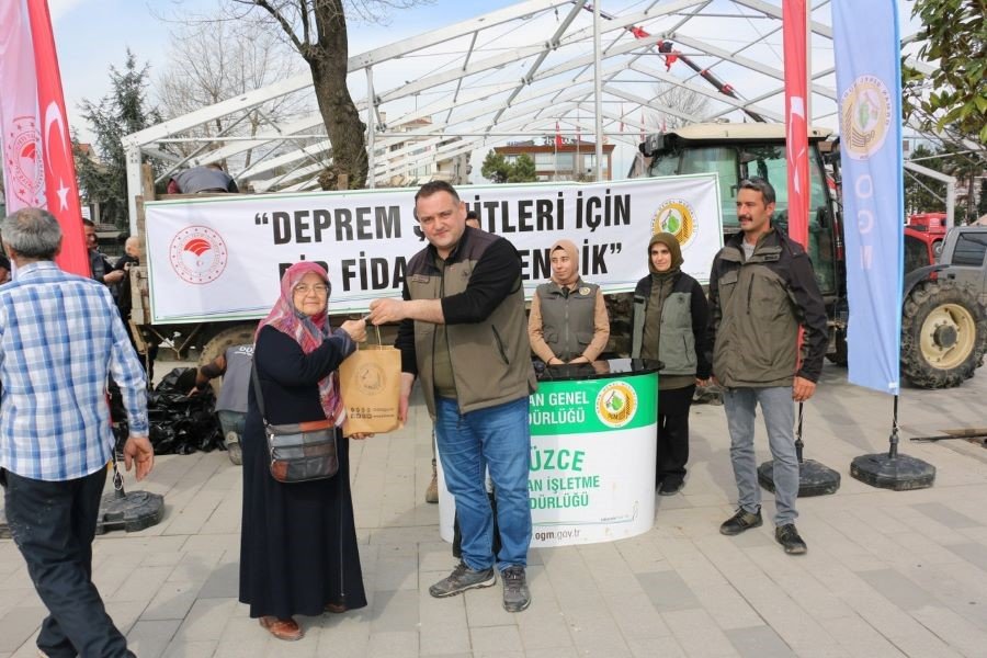 Depremde hayatını kaybedenler için fidan dağıtıldı