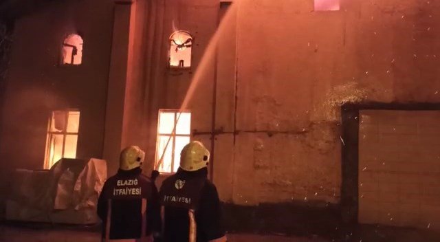 300 yıllık tarihi cami yanarak kullanılmaz hale geldi