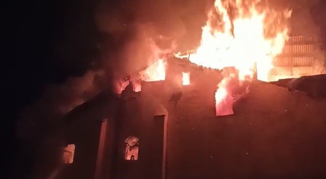 300 yıllık tarihi cami yanarak kullanılmaz hale geldi