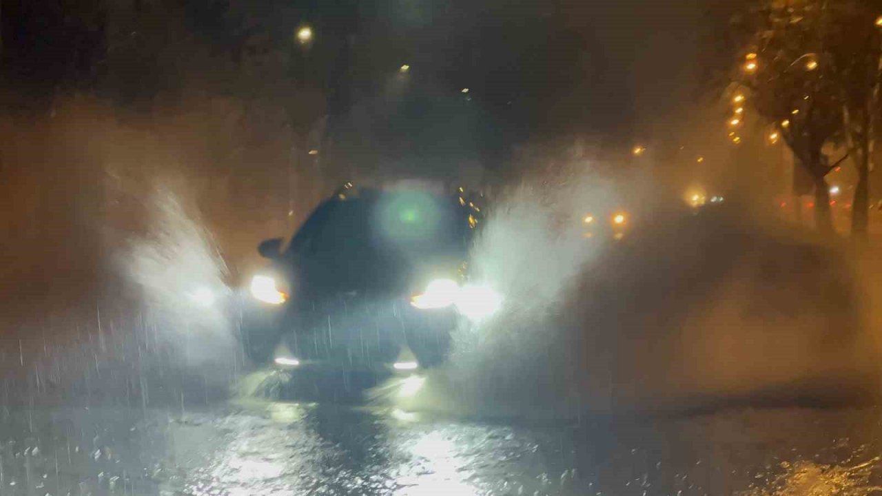 Elazığ’da sağanak etkili oldu, yollar göle döndü