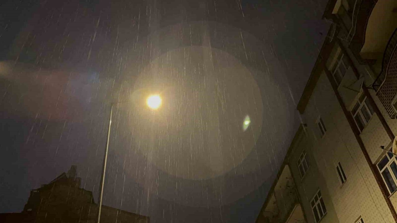 Elazığ’da sağanak etkili oldu, yollar göle döndü