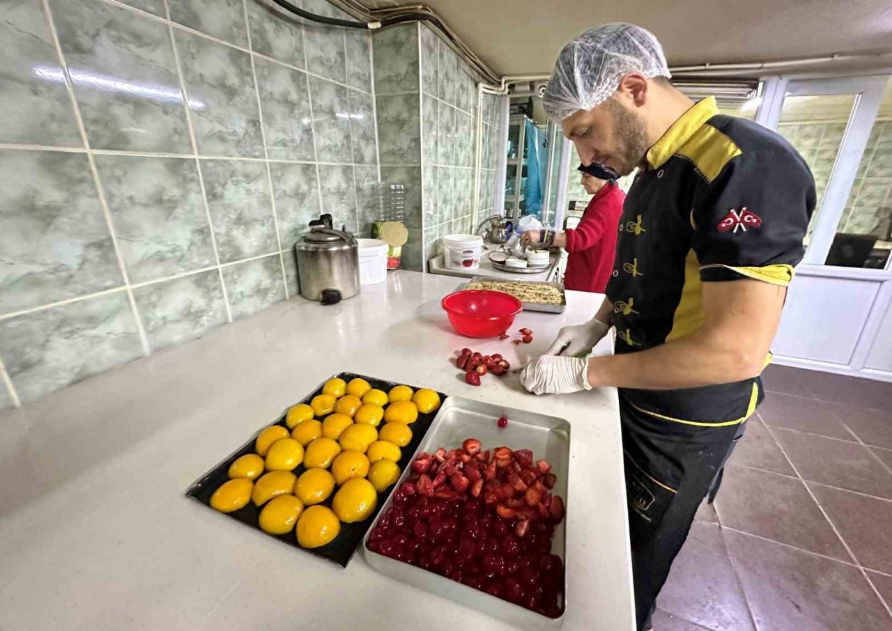 Ramazan ile başlayıp bayramla bitiyor, Osmanlı’dan günümüze gelen lezzet: Güllaç