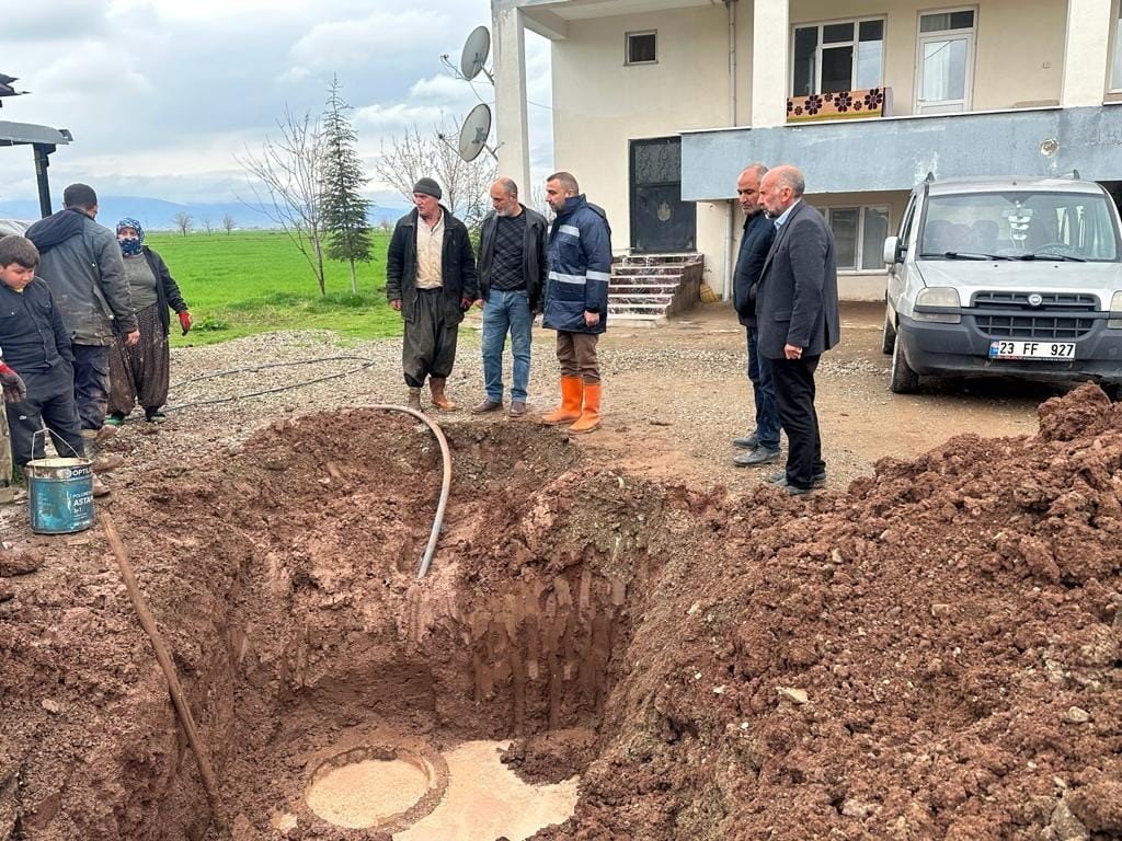 Elazığ’da sağanak yağışın vurduğu beldede hayvanlar telef oldu