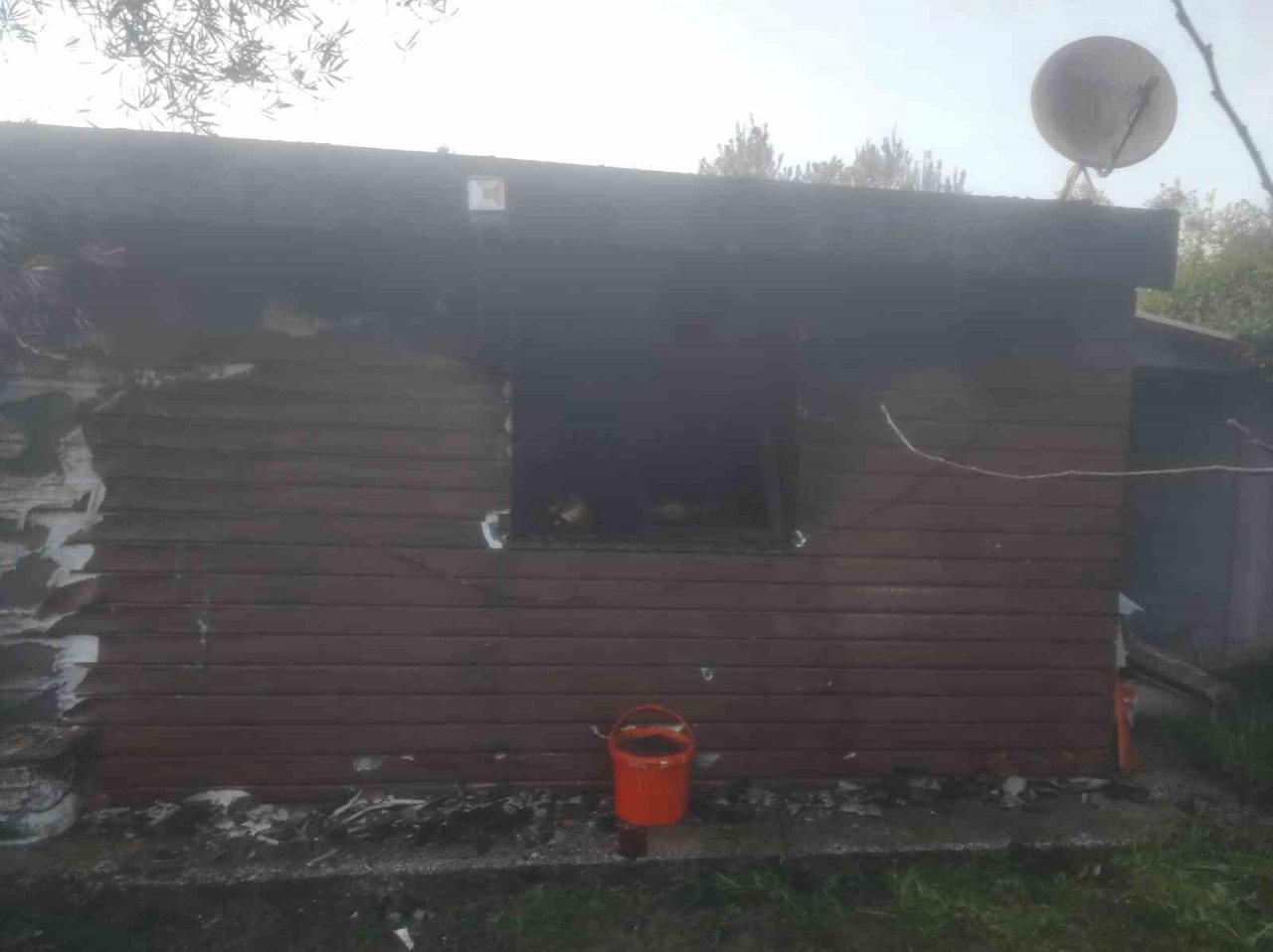 Erdek’te bağ evinde çıkan yangında ev kullanılamaz hale geldi