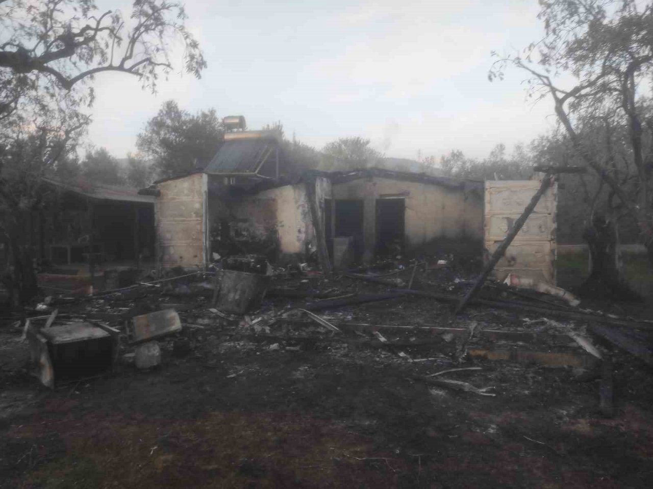 Erdek’te bağ evinde çıkan yangında ev kullanılamaz hale geldi