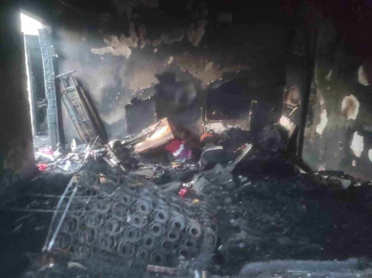 Erdek’te bağ evinde çıkan yangında ev kullanılamaz hale geldi