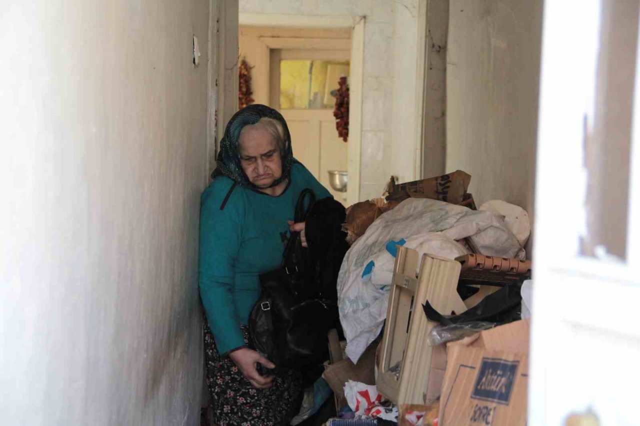 Eskişehir’de çöp evde yaşayan kadın: “Ben sağlık istemiyorum, ölmek istiyorum”
