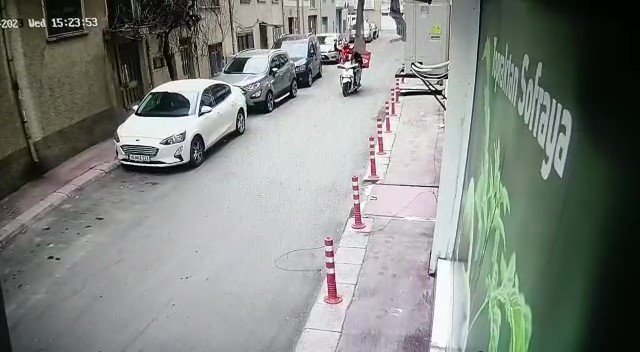 Motosikletini çalan hırsızı üstüne atlayarak yakaladı