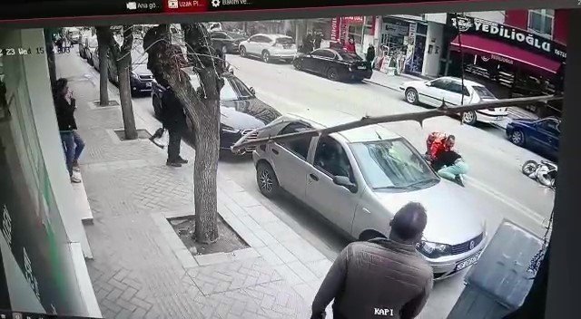 Motosikletini çalan hırsızı üstüne atlayarak yakaladı