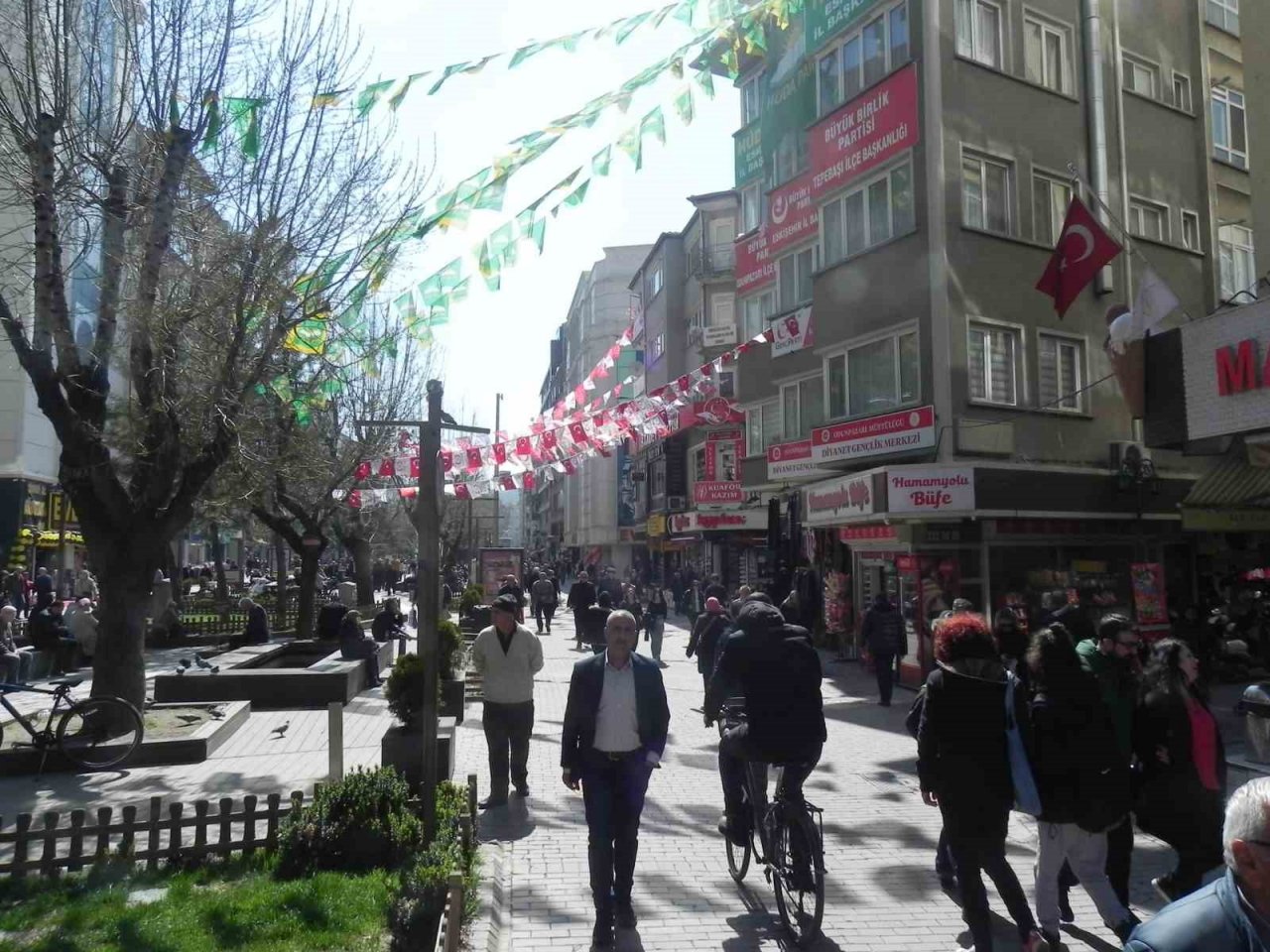 Vatandaşlar güzel havanın keyfini dışarıda çıkardı