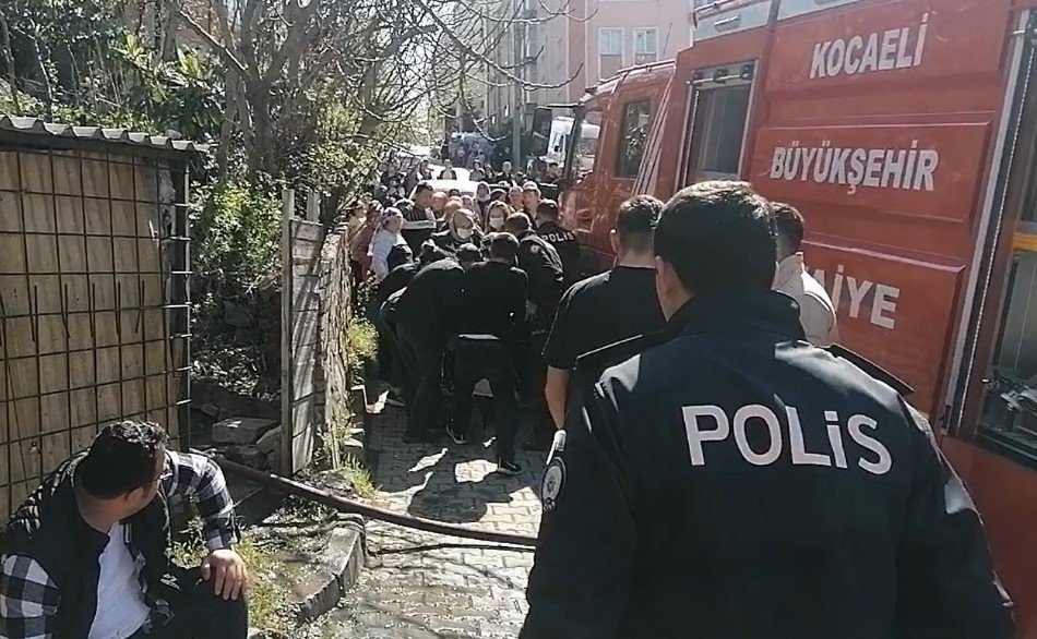 Gecekonduda korkutan yangın