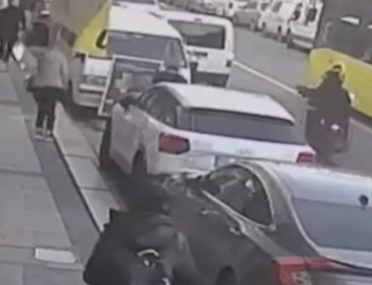 Eyüpsultan’da bir kadın motosikletli şahısların açtığı ateş sonucu yaralandı