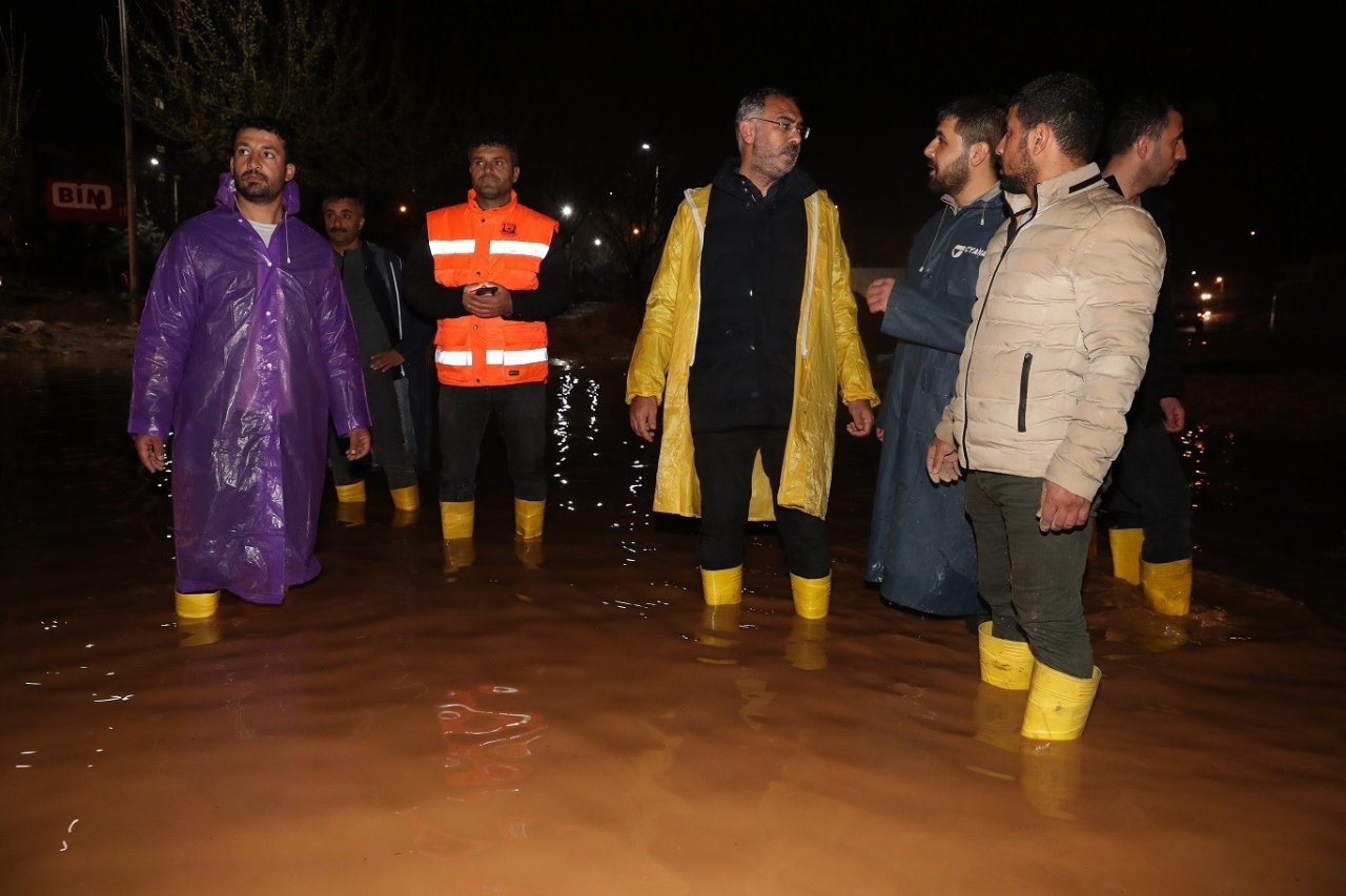 Eyyübiye’de yağış mesaisi sahura kadar sürdü