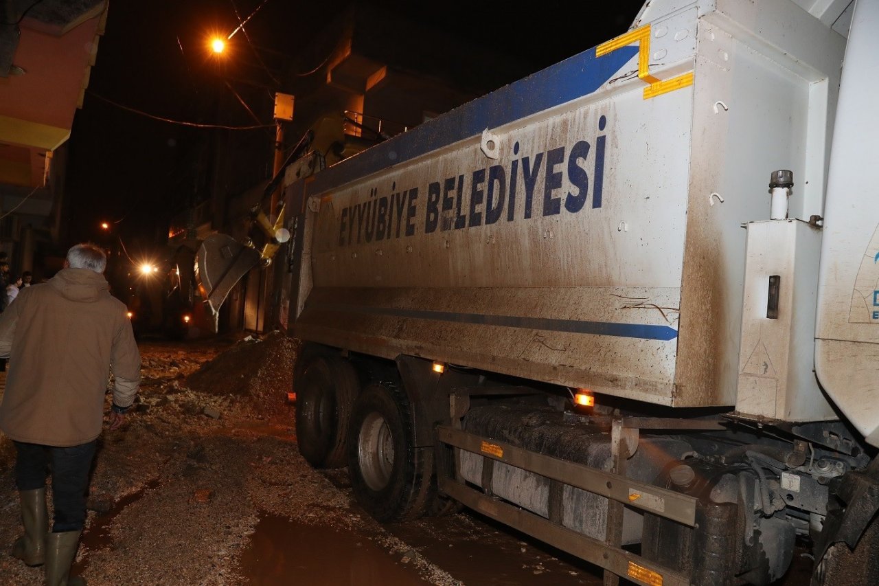 Eyyübiye’de yağış mesaisi sahura kadar sürdü